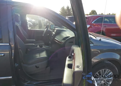 2015 Chrysler Town & Country Touring-L z USA, uszkodzony, nr VIN 2C4RC1CG6FR617950